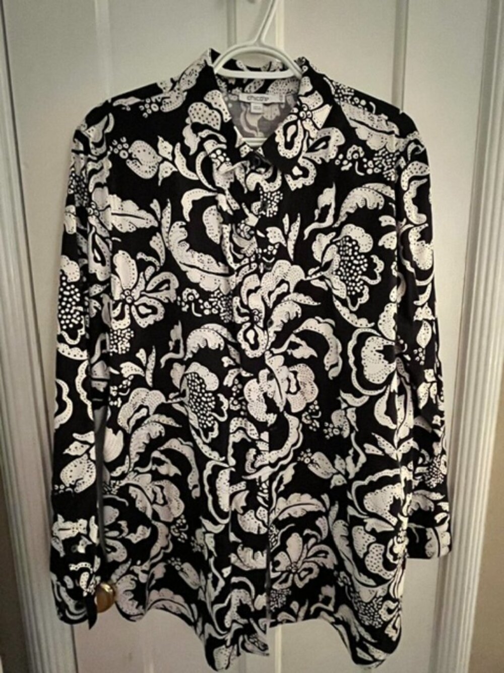 CHICO'S BLACK & WHITE FLORAL SHIRT, 18 (3.5), BUTTON FRONT, LS; LIKE NEW